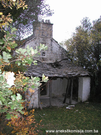 Crkva sv. Petra i Pavla sa grobljem, sudačkim stolicama, dvorištem, zidom i pokretnom imovinom u Ošanićima kod Stoca, historijska, cjelina