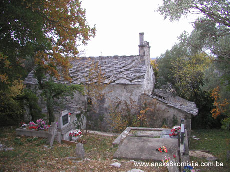 Crkva sv. Petra i Pavla sa grobljem, sudačkim stolicama, dvorištem, zidom i pokretnom imovinom u Ošanićima kod Stoca, historijska, cjelina