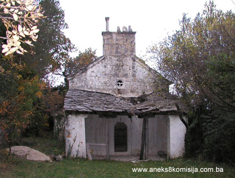Crkva sv. Petra i Pavla sa grobljem, sudačkim stolicama, dvorištem, zidom i pokretnom imovinom u Ošanićima kod Stoca, historijska, cjelina