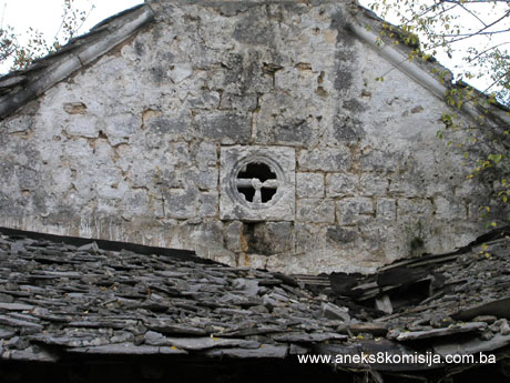 Crkva sv. Petra i Pavla sa grobljem, sudačkim stolicama, dvorištem, zidom i pokretnom imovinom u Ošanićima kod Stoca, historijska, cjelina