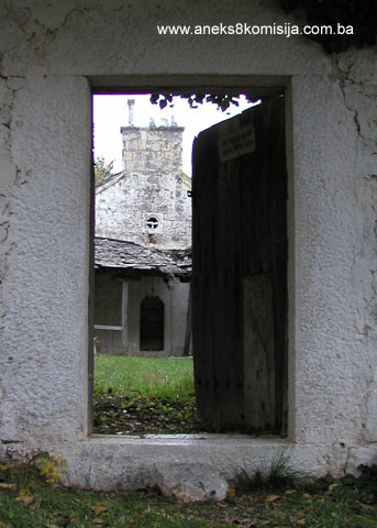 Crkva sv. Petra i Pavla sa grobljem, sudačkim stolicama, dvorištem, zidom i pokretnom imovinom u Ošanićima kod Stoca, historijska, cjelina