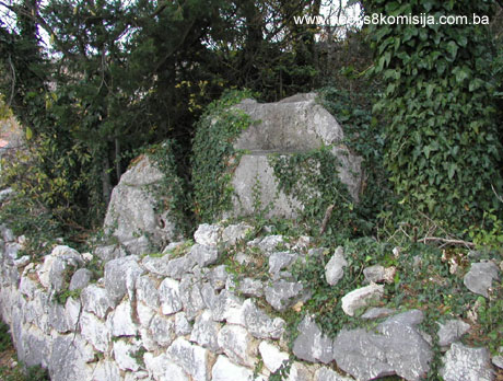 Crkva sv. Petra i Pavla sa grobljem, sudačkim stolicama, dvorištem, zidom i pokretnom imovinom u Ošanićima kod Stoca, historijska, cjelina