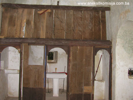 Crkva sv. Petra i Pavla sa grobljem, sudačkim stolicama, dvorištem, zidom i pokretnom imovinom u Ošanićima kod Stoca, historijska, cjelina