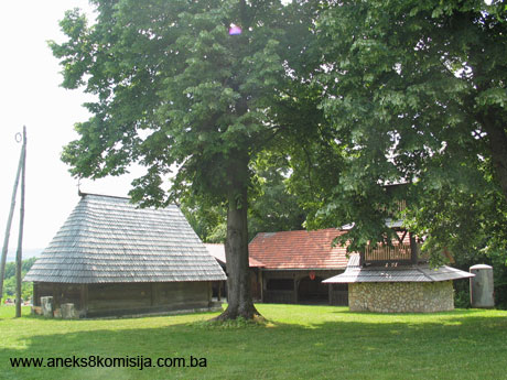 Crkva brvnara posvećena sv. Nikoli u Romanovcima, graditeljska cjelina