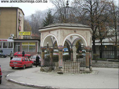 Turbeta pod lipom ili turbe Abdulah-paše, Dželal-paše i Perišan Mustafa-paše sa česmom, graditeljska cjelina