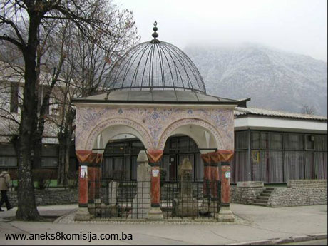 Turbeta pod lipom ili turbe Abdulah-paše, Dželal-paše i Perišan Mustafa-paše sa česmom, graditeljska cjelina