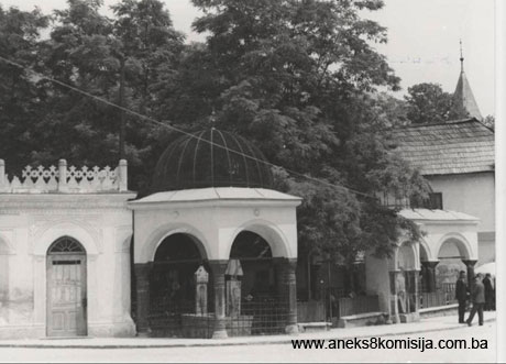 Turbeta pod lipom ili turbe Abdulah-paše, Dželal-paše i Perišan Mustafa-paše sa česmom, graditeljska cjelina