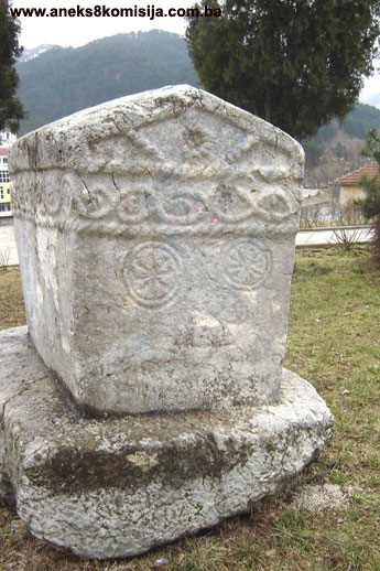 Arheološki spomenici u sklopu Parka na Vardi ispod Društvenog doma
