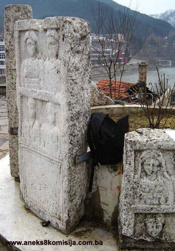 Arheološki spomenici u sklopu Parka na Vardi ispod Društvenog doma