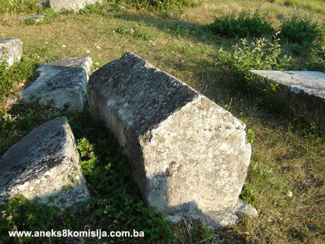 Nekropola sa stećcima na lokalitetu Groblje stećaka na rimokatoličkom groblju kod Jurkovića kuća u Brštanici, Donje Hrasno, arheološko područje