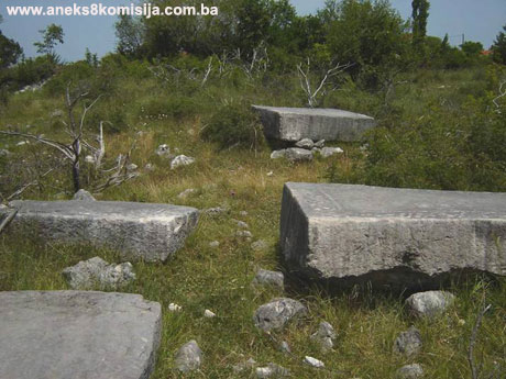 Nekropola sa stećcima na lokalitetu kod Boškailovih kuća (Glavica i Haremi), zaselak Brdo, naselje Hodovo, arheološko područje