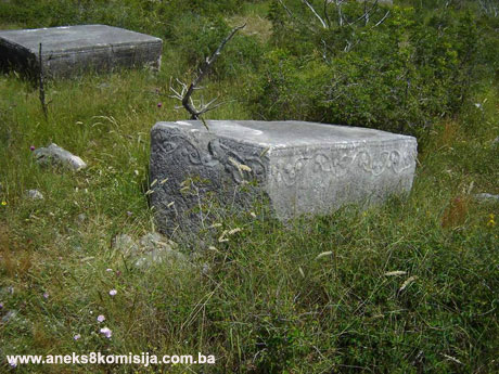 Nekropola sa stećcima na lokalitetu kod Boškailovih kuća (Glavica i Haremi), zaselak Brdo, naselje Hodovo, arheološko područje