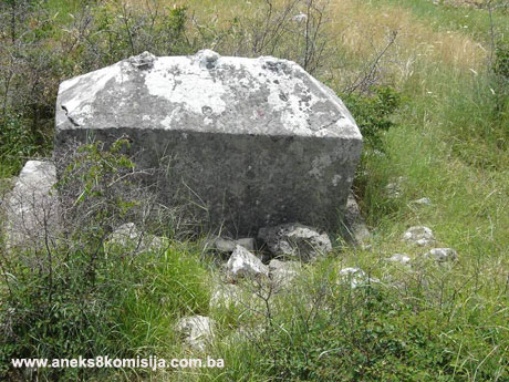 Nekropola sa stećcima na lokalitetu kod Boškailovih kuća (Glavica i Haremi), zaselak Brdo, naselje Hodovo, arheološko područje