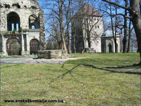 Župna crkva sv. Ante Padovanskog sa grobnicom bihaćkog plemstva (grobnica hrvatskih velikaša), graditeljska cjelina