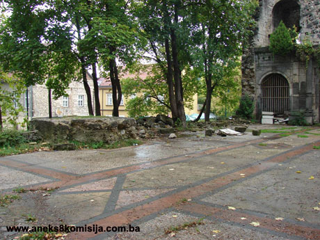 Župna crkva sv. Ante Padovanskog sa grobnicom bihaćkog plemstva (grobnica hrvatskih velikaša), graditeljska cjelina