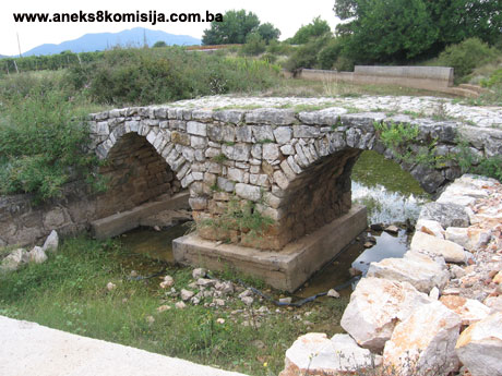 Crkva svete Petke (Petkovica) i Stari most (Most na Bari) u Mostaćima, graditeljska cjelina