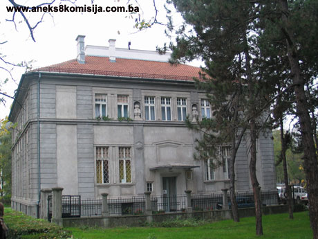 Dvor Srpskopravoslavne zvorničko-tuzlanske eparhije sa pokretnim naslijeđem, historijska građevina