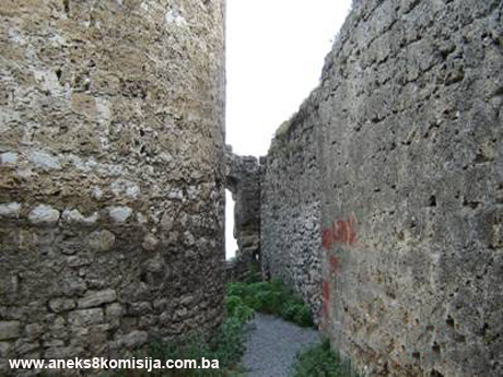 Prahistorijska gradina, srednjovjekovni i osmanski grad Sokolac u selu Sokolcu, historijsko područje