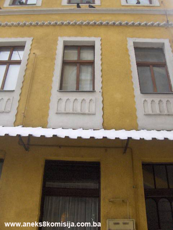 Hotel Stari Grad (nekadašnji han Gazi Husrev-begovog vakufa, Hotel Gazi) i stambeni objekat Kadić, djelo arhitekte Josipa Vancaša, graditeljska cjelina