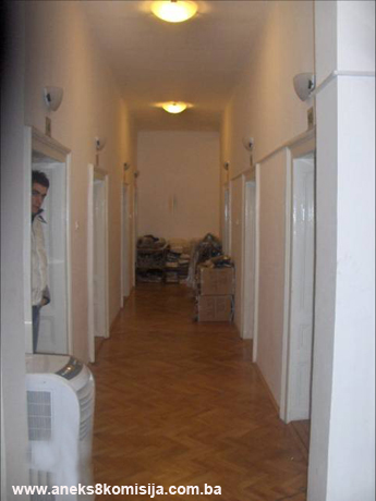 Hotel Stari Grad (nekadašnji han Gazi Husrev-begovog vakufa, Hotel Gazi) i stambeni objekat Kadić, djelo arhitekte Josipa Vancaša, graditeljska cjelina