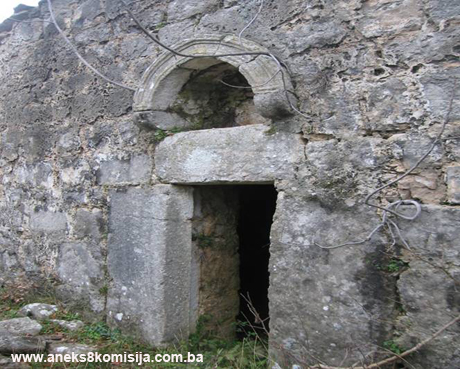 Pravoslavna crkva Vračevica (Crkva sv. Vrača) sa prahistorijskom gomilom (tumulusom) u Gomiljanima, historijsko područje