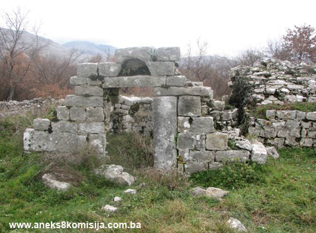 Pravoslavna crkva Kostadinovica (Crkva posvećena sv. Konstantinu i Jeleni) sa nekropolom sa stećcima u Gomiljanima, historijsko područje