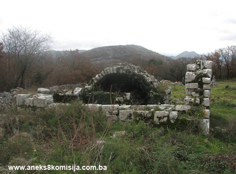 Pravoslavna crkva Kostadinovica (Crkva posvećena sv. Konstantinu i Jeleni) sa nekropolom sa stećcima u Gomiljanima, historijsko područje