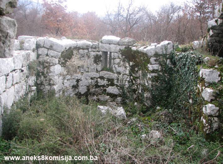 Pravoslavna crkva Kostadinovica (Crkva posvećena sv. Konstantinu i Jeleni) sa nekropolom sa stećcima u Gomiljanima, historijsko područje