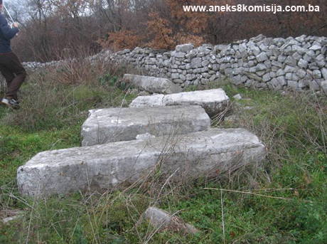 Pravoslavna crkva Kostadinovica (Crkva posvećena sv. Konstantinu i Jeleni) sa nekropolom sa stećcima u Gomiljanima, historijsko područje