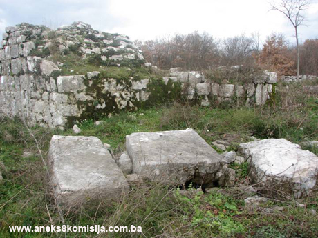 Pravoslavna crkva Kostadinovica (Crkva posvećena sv. Konstantinu i Jeleni) sa nekropolom sa stećcima u Gomiljanima, historijsko područje