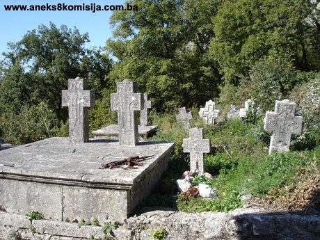 Crkva Uspenja Bogorodice sa nekropolom stećaka i starim kamenim nadgrobnicima (krstačama) u Lugu, graditeljska cjelina