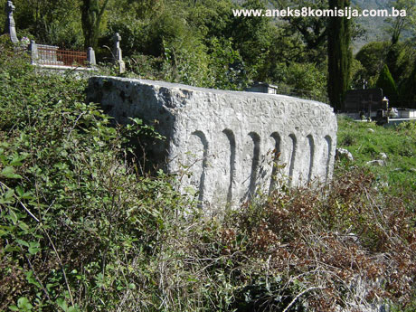 Crkva Uspenja Bogorodice sa nekropolom stećaka i starim kamenim nadgrobnicima (krstačama) u Lugu, graditeljska cjelina