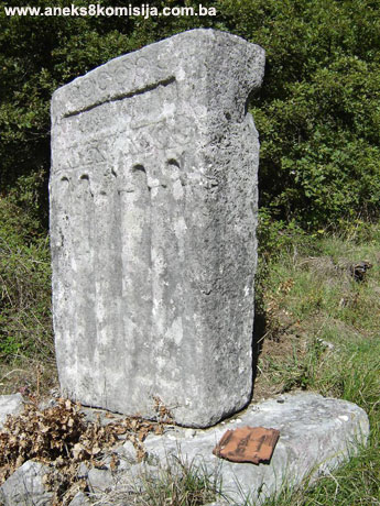 Crkva Uspenja Bogorodice sa nekropolom stećaka i starim kamenim nadgrobnicima (krstačama) u Lugu, graditeljska cjelina