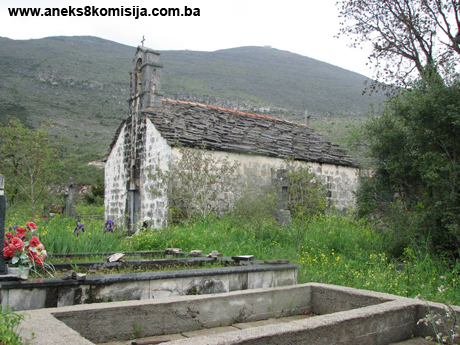 Pravoslavna crkva sv. Klimenta sa starim kamenim nadgrobnicima (krstačama) u selu Dražin Do, graditeljska cjelina