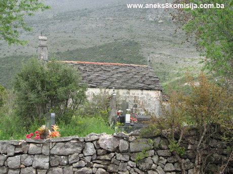 Pravoslavna crkva sv. Klimenta sa starim kamenim nadgrobnicima (krstačama) u selu Dražin Do, graditeljska cjelina