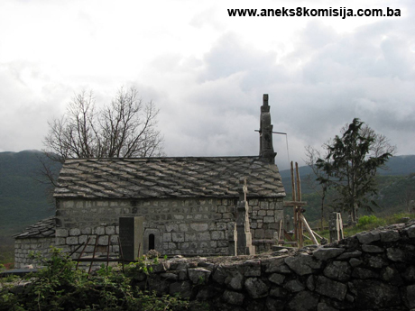 Pravoslavna crkva sv. Nikole sa starim kamenim nadgrobnicima (krstačama) u selu Domaševo, graditeljska cjelina