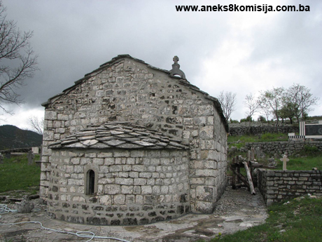 Pravoslavna crkva sv. Nikole sa starim kamenim nadgrobnicima (krstačama) u selu Domaševo, graditeljska cjelina