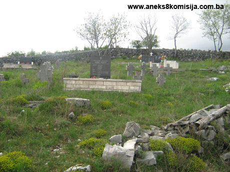 Pravoslavna crkva sv. Nikole sa starim kamenim nadgrobnicima (krstačama) u selu Domaševo, graditeljska cjelina