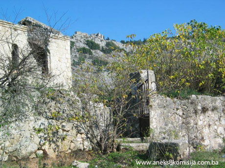 Pravoslavna crkva sv. Vasilija Ostroškog u Blagaju sa pokretnim naslijeđem, graditeljska cjelina