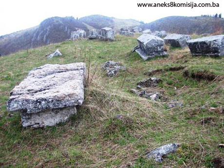 Nekropole sa stećcima i nišanima Grčko groblje/Svatovsko groblje (Greblje) u selu Donji Močioci, općina Stari Grad, prirodno i historijsko područje