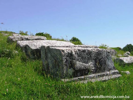 Nekropole sa stećcima i nišanima Grčko groblje/Svatovsko groblje (Greblje) u selu Donji Močioci, općina Stari Grad, prirodno i historijsko područje