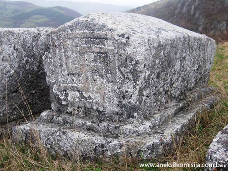 Nekropole sa stećcima i nišanima Grčko groblje/Svatovsko groblje (Greblje) u selu Donji Močioci, općina Stari Grad, prirodno i historijsko područje