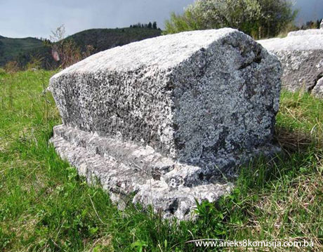 Nekropole sa stećcima i nišanima Grčko groblje/Svatovsko groblje (Greblje) u selu Donji Močioci, općina Stari Grad, prirodno i historijsko područje
