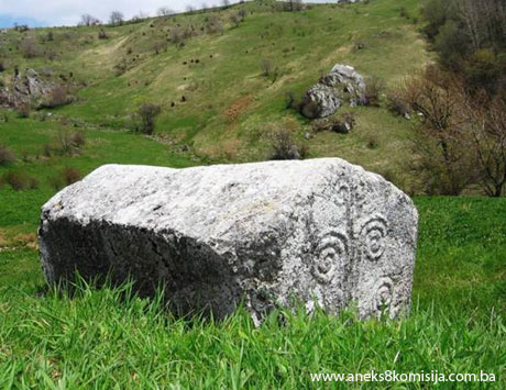 Nekropole sa stećcima i nišanima Grčko groblje/Svatovsko groblje (Greblje) u selu Donji Močioci, općina Stari Grad, prirodno i historijsko područje