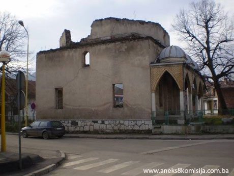 Trzanska  (Alibegova, džamija na Trznju) džamija sa haremom, mjesto i ostaci graditeljske cjeline