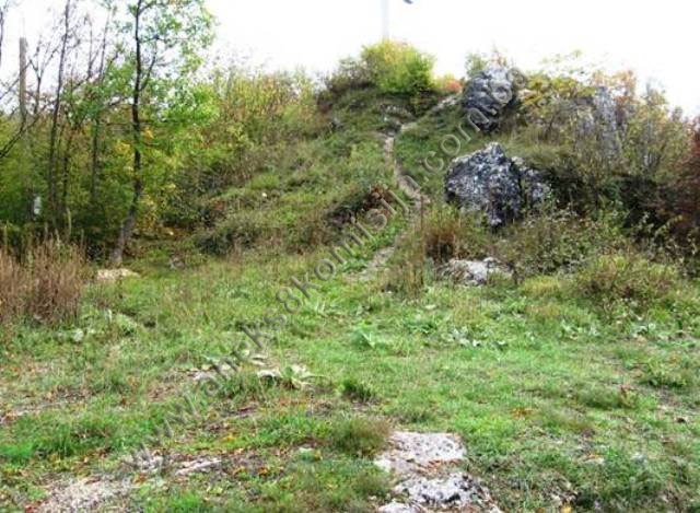 Prahistorijska gradina, kasnoantička utvrda – refugij, ostaci kasnoantičke crkve posvećene sv. Luciji i nekropole sa stećcima u Podastinju, spomenička cjelina i historijsko područje