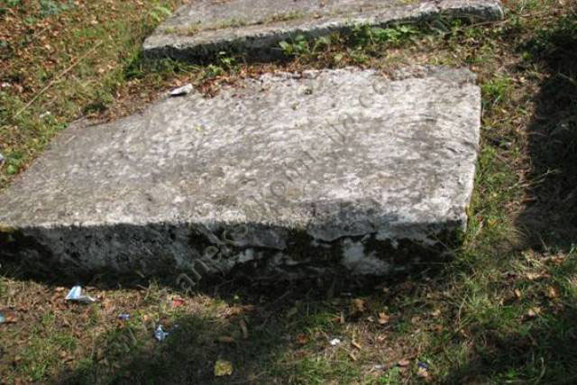 Nekropola sa stećcima i ostaci srednjovjekovne crkve na lokalitetu “Crkvina“ u Razićima, historijsko područje