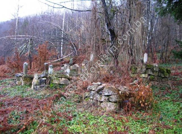 Sedam grobnica i stari nišani na lokalitetu Dobro selo u naselju Sudići, historijsko područje