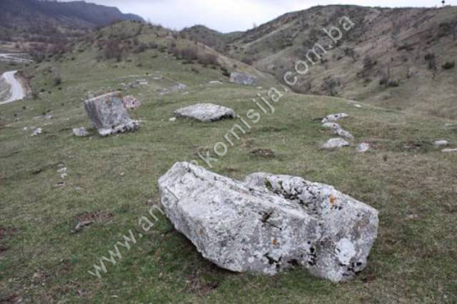 Nekropole sa stećcima, starim nišanima i ostaci srednjovjekovne građevine na lokalitetu Dolovi, selo Umoljani, prirodno i historijsko područje