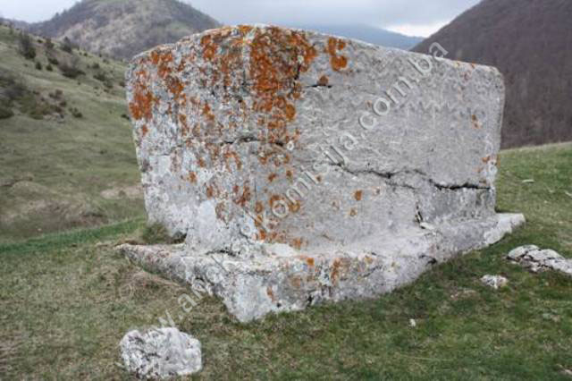 Nekropole sa stećcima, starim nišanima i ostaci srednjovjekovne građevine na lokalitetu Dolovi, selo Umoljani, prirodno i historijsko područje